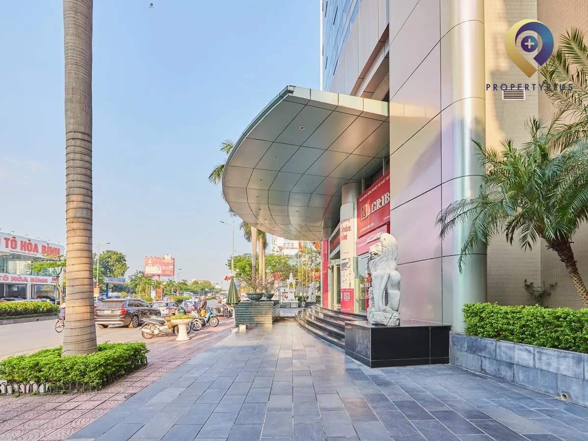 Lối ra vào chính của tòa nhà Plaschem Tower.